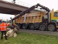 Vrachtwagen botst tegen viaduct op A58