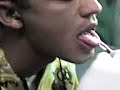 Chero colocando piercing na língua