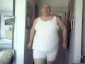 Fet gubbe dansar