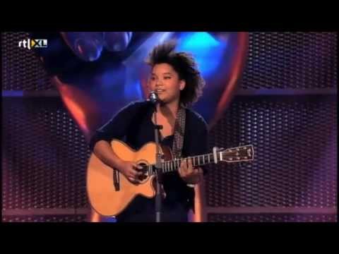 julia - Toegift van Julia van der Toorn @ The Voice Of Holland, Blind Auditions: Empire State Of Mind - Part II Broken Down ('New York') Julia van der Toorn, een ste...