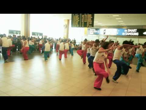 Decenas de artistas sorprendieron y alegraron a los pasajeros del aeropuerto de Lima