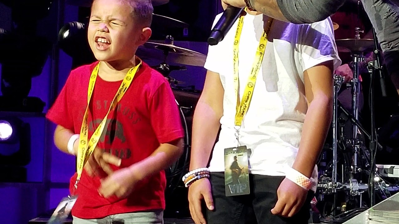 BBITM This is too good with Kane Brown on stage! 107.9 KFIN