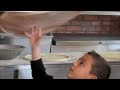 Niño experto preparando pizzas