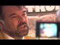un homme passe � la t�l� pour devenir c�l�bre, et n'est plus reconnu par personne.