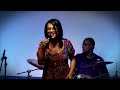 Daniela Araújo no programa Depois da Meia Noite cantando “Guia-me”