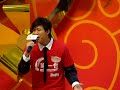 難分難解 by Patrick Tang 鄧健泓 @ 飲食業職安日2008之做個精靈健康人 @ Metroplaza 新都會廣場 on 2008-02-16,HK.MOV3326難分難解 - 鄧健泓 作曲：鄧健泓填詞：蔡志浩編曲：蔡志浩 / BC監製：蔡志浩 / BC / 鄧健泓聽著往日舊情歌 重遊陳舊咖啡座 彷如最初 可惜舊店情懷雖不錯 然而人物早已換過 方感到特別生疏 回憶當年最愉快那春天 櫻花下說出愛你一世未變諾言 心裡仍懷緬多感人場面 在昨日約會過的法式餐店 深夜鐵路在搖晃 呆呆凝望著窗外 星在發光 星光下那夜曾經親我 陳年歷史早已掠過 恨我活於當初 回憶當年抱著你過冬天紛飛大雪中與你相約下個十年 心裡仍懷緬多感人場面 逝去舊片段再度呈現 重返當年八月又過海邊 於海浪裡輕吻你的髮尖 沙裡能重見碧海和藍天 也未變遷 昨日身影不見 明白我應該拋底思念 回憶卻未擱淺 離開多年也沒法看開點 我回憶不變 吻著你的照片 假想著會跟你有新進展 溫馨情人節 初吻前場面 每日上演 但是總看不厭 留戀當年 那日才到終點^^