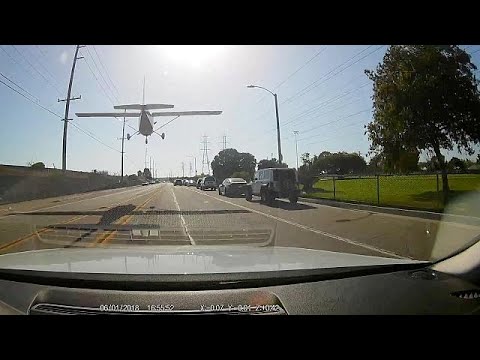 Flugzeug legt in Los Angeles spektakuläre Notlandun ...