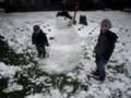 videos de duco en elmer proberen een sneeuwman te slopen