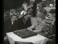 Rund pojke sjunger