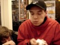 Heyno beim Cheeseburger stopfen