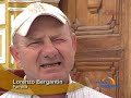 La navidad en el interior del paÃ­s se celebra con diferentes festividades y tradiciones, una de ellas es la que realizan los Hatajos de Negritos en el distrito del Carmen, Ica. Los Hatajos de Negritos son grupos de niÃ±os y adultos que comandados por un Caporal,  entonan coplas y zapatean al compÃ¡s de un violÃ­n y campanillas para alabar al NiÃ±o JesÃºs en Navidad. Esta costumbre iqueÃ±a, tiene aproximadamente siglo y medio de arraigo en El Carmen, aunque sus orÃ­genes se remiten a varios kilÃ³metros de allÃ­, nada menos que al HuÃ¡nuco del siglo XV. Los Hatajos estÃ¡n compuestos por negritos zapateadores, sin embargo en cada celebraciÃ³n son acompaÃ±ados por grupos de Pallitas, que tambiÃ©n danzan y cantan coplas de agradecimiento al NiÃ±o.  Para ser un parte de un Hatajo, el pequeÃ±o aspirante, debe presentarse ante el NiÃ±o JesÃºs, prometiÃ©ndole su baile y canto aÃ±o a aÃ±o. No obstante, es comÃºn que las madres gestantes, a cambio de un nacimiento sin problemas, comprometan al hijo que llevan en  el vientre para que sirva de instrumento de alabanza. AsÃ­, cada diciembre, los diferentes Hatajos con sus propias reglas y estilos,  se encargan de poner mÃ¡s alegrÃ­a a la fiesta navideÃ±a en esta parte del paÃ­s, conservando una valiosa tradiciÃ³n, que ademÃ¡s es un homenaje a sus ancestros.