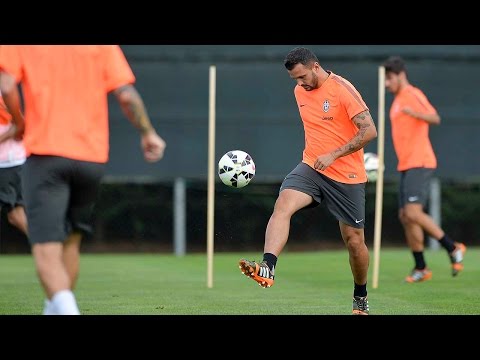 center - Dopo la mezza giornata di riposo concessa ieri da Allegri, la squadra è tornata al lavoro dedicandosi alla parte atletica al mattino e alla tecnica e alla tattica nel pomeriggio - After enjoying...