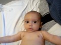 Miguel brincando na cama.
