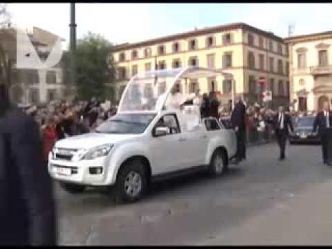 PAPA FRANCESCO ARRIVA A FIRENZE - video