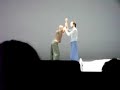 un ingrediente de danza kathak de la india y otro de danza contempor�nea, en complicidad con gestos teatrales y el eclecticismo posmoderno de la era de la multiculturalidad, dan el sello �nico a esta compa��a del reino unido conocida como akram khan company. sus core�grafos akram khan y sidi larbi cherkaoui definen su trabajo en t�rminos de 