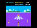 partida completa de este genial arcade de la irem corp del a�o 1983. en la decada del 80 eran muy comunes los juegos de sky acuatico desarrollados no solo para salones de maquinas si no tambien para ocupar su lugar en centros turisticos y salas de estar en los hoteles cerca del mar. este juego destaca claramente por su perfecto control (1 boton de acelerar 1 de truco) su perspectiva,sus fantasticos graficos y tambien por su bonita protagonista,una de las primeras en toda la larga historia de los videojuegos. el juego se compone de 3 clases de prueba y 2 etapas de bonus,cada clase de prueba esta dividida en 2 etapas principal y secundaria de 6 checkpoints cada una: clase b (1y2) bonus de rampa clase a (1y2) bonus de slalom clase maestra (1y2) el juego consiste en superar cada una de las pruebas en un tiempo determinado,para ello debemos esquivar todos los obstaculos como las rocas que sobresalen y tener cuidado con las boyas y rampas mal tomadas,si fallamos debemos continuar desde el ultimo checkpoint y con menos tiempo,al acabarse el tiempo game over y no hay continuacion. en ciertos lugares tambien aparecen tiburones pero si sos comida de uno de estos no hace falta aclarar que tampoco hay continuacion! el sistema de scoring es muy simple se suma el tiempo ganado al final de cada etapa,o andando de espaldas durante el trayecto,tambien se suman puntos pasando entre las boyas o saltando rampas que aparecen esporadicamente,las etapas de bonus son una jugosa fuente de puntaje  ... 