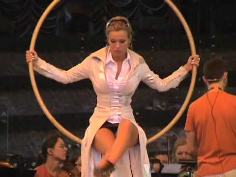 Doda siedzi na hula hop