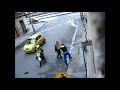 policia atrapa y le pega con el casco a ladron