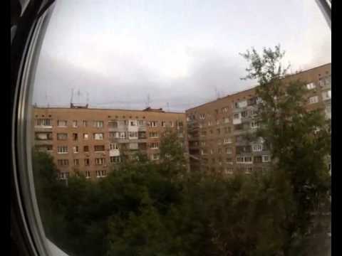 Человек паук ползает по стенам