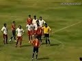 Un árbitro brasileño agrede a un jugador y luego tiene que salir corriendo