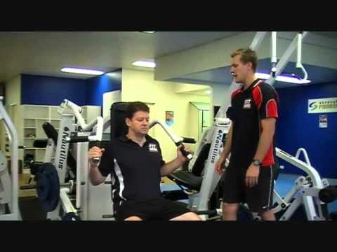 FITCollege - http://www.FitCollege.edu.au/ Today our Fit College Trainer Mark, shows Matt how to use the Vertical Shoulder Press Exercise Machine. Discover what muscles t...