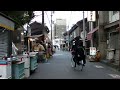 京橋を代表する立ち飲み居酒屋「とよ」へ向かって歩いて行く