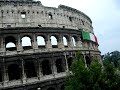 Il tricolore viene srotolato sul colosseo
