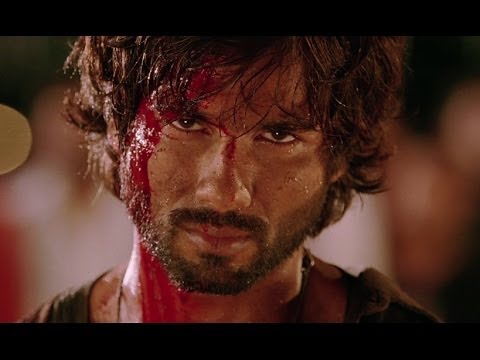 Watch Shahid & Sonu Sood fight scene- R...Rajkumar