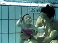 Tiffanie nage avec papa
