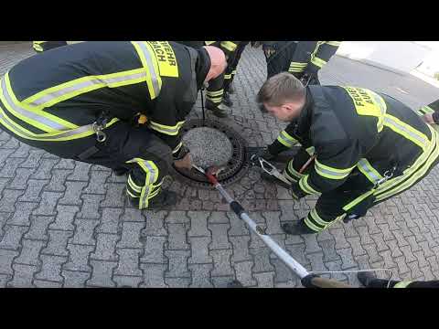 吃太撑卡人孔盖消防队总动员拯救“大胖鼠”(视频)