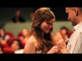 Hombre propone matrimonio a su novia en el cine.