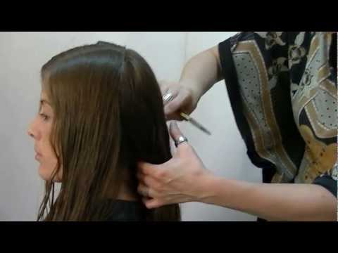 Cortes - En este video os enseño a realizar un corte en melena larga, con capas largas y desfilado en la zona frontal. Para el peinado trabajo el secador de mano marc...