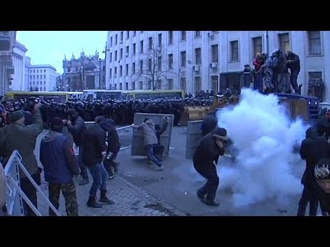 Kiev - Riot police and demonstrators clashed in Kiev after a rally in which opposition leaders called for... euronews, the most watched news channel in Europe Subsc...