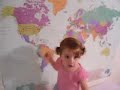 una adorable niña genio de la geografía