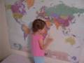Una adorable niña, genio de la geografía