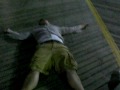 videos de Drunk student falls on boardwalk
