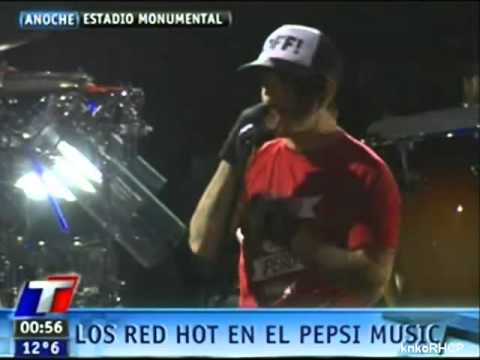 Vocalista de Red Hot Chili Peppers sigue llevando polo de Perú en gira