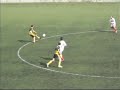 mazara. mazara prende ossigeno, panormus affonda.non � stata una bella partita.ha vissuto di intensit� negli ultimi venti minuti del primo tempo, per il resto tanta buona volont� espressa da entrambe le squadre che hanno sbagliato molto nei fraseggi e negli affondi.ha vinto mazara, ma panormus non ha demeritato.ha lottato su ogni pallone ma i limiti della squadra sono evidenti e, d'altro canto, la situazione in classifica dimostra che i palermitani sono destinati a lottare per la salvezza attraverso, magari, i play out.mazara ha vinto e, pur non giocando bene, quanto meno ha interrotto la serie di risultati negativi che hanno fatto precipitare la squadra dalla vetta alla terza posizione con un buon distacco di punti.con la vittoria di ieri, la squadra di filippo cavataio consolida la sua posizione e, a tre giornate del termine del campionato,� una delle formazioni destinata alla griglia dei play off, almeno cos� sembra.quella di ieri � stata la vittoria della volont�, del volere cancellare le ultime prestazioni e la raffica di sconfitte.ci � andata di mezzo la panormus che ha corso parecchio in lungo e in largo andando, addirittura in vantaggio.quando per� � stata sotto di due gol non ha avuto quella lucidit� di giocare palloni a centrocampo, preferrendo verticalizzare per cuneo che si � trovato per� stretto tra i difensori mazaresi. forse, se avesse azzardato di pi� sulle fasce, avrebbe potuto racimolare il pareggio perch� in avanti, il duo cammarata - cuneo si � dimostrato abbastanza insidioso. parte bene mazara ed al 2' minuto,lo bue, da venti metri, impegna raimondo che manda in angolo.al 15' bella girata di erbini, alta di poco.risponde panormus con un bel diagonale di cammarata che tamburello sfiora e palla che colpisce la traversa.il gol arriva al 20'.azione manovrata a centrocampo, lancio per cammarata, cross dalla destra e bel colpo di testa di cuneo che si insacca alla destra di tamburello. esultano i palermitani, cala il gelo nella tifoseria mazarese. la reazione dei giallob� non si fa attendere. 22':pecorella viaggia sull'out destro, cross per la testa di vitale e sfera che si insacca.il raggiunto pareggio sprona i locali che al 24' passano in vantaggio: vitale (nella foto) cattura palla sulla trequarti, vede il portiere raimondo al limite dell'area di rigore e tira un pallonetto da trenta metri che si adagia in rete. panormus reagisce con un tiro dal limite di cuneo da buona posizione ma alto.al 36' nuovo cross di pecorella, testa di milanesio, salva sulla linea vallone.al 40' fair play di pecorella indirizzato verso la porta ma vede il suo compagno di squadra ,vitale, a terra che con difficolt� stava dirigendosi fuori dal campo ed abbandona la palla.applausi per lui dal pubblico e dagli avversari.secondo tempo con poche emozioni.al 53' calcio d'angolo battuto da pecorella, testa di erbini e gol ma l'insufficiente arbitro di giuseppe (che ha danneggiato entrambe le squadre) annulla.al 56' cuneo ha l'occasione per pareggiare ma tira debolmente sul portiere, all'82' erbini scatta e tira, raimondo invia in calcio d'angolo.alla fine applausi per le squadre e fischi per la terna arbitrale.