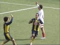 mazara. mazara prende ossigeno, panormus affonda.non � stata una bella partita.ha vissuto di intensit� negli ultimi venti minuti del primo tempo, per il resto tanta buona volont� espressa da entrambe le squadre che hanno sbagliato molto nei fraseggi e negli affondi.ha vinto mazara, ma panormus non ha demeritato.ha lottato su ogni pallone ma i limiti della squadra sono evidenti e, d'altro canto, la situazione in classifica dimostra che i palermitani sono destinati a lottare per la salvezza attraverso, magari, i play out.mazara ha vinto e, pur non giocando bene, quanto meno ha interrotto la serie di risultati negativi che hanno fatto precipitare la squadra dalla vetta alla terza posizione con un buon distacco di punti.con la vittoria di ieri, la squadra di filippo cavataio consolida la sua posizione e, a tre giornate del termine del campionato,� una delle formazioni destinata alla griglia dei play off, almeno cos� sembra.quella di ieri � stata la vittoria della volont�, del volere cancellare le ultime prestazioni e la raffica di sconfitte.ci � andata di mezzo la panormus che ha corso parecchio in lungo e in largo andando, addirittura in vantaggio.quando per� � stata sotto di due gol non ha avuto quella lucidit� di giocare palloni a centrocampo, preferrendo verticalizzare per cuneo che si � trovato per� stretto tra i difensori mazaresi. forse, se avesse azzardato di pi� sulle fasce, avrebbe potuto racimolare il pareggio perch� in avanti, il duo cammarata - cuneo si � dimostrato abbastanza insidioso. parte bene mazara ed al 2' minuto,lo bue, da venti metri, impegna raimondo che manda in angolo.al 15' bella girata di erbini, alta di poco.risponde panormus con un bel diagonale di cammarata che tamburello sfiora e palla che colpisce la traversa.il gol arriva al 20'.azione manovrata a centrocampo, lancio per cammarata, cross dalla destra e bel colpo di testa di cuneo che si insacca alla destra di tamburello. esultano i palermitani, cala il gelo nella tifoseria mazarese. la reazione dei giallob� non si fa attendere. 22':pecorella viaggia sull'out destro, cross per la testa di vitale e sfera che si insacca.il raggiunto pareggio sprona i locali che al 24' passano in vantaggio: vitale (nella foto) cattura palla sulla trequarti, vede il portiere raimondo al limite dell'area di rigore e tira un pallonetto da trenta metri che si adagia in rete. panormus reagisce con un tiro dal limite di cuneo da buona posizione ma alto.al 36' nuovo cross di pecorella, testa di milanesio, salva sulla linea vallone.al 40' fair play di pecorella indirizzato verso la porta ma vede il suo compagno di squadra ,vitale, a terra che con difficolt� stava dirigendosi fuori dal campo ed abbandona la palla.applausi per lui dal pubblico e dagli avversari.secondo tempo con poche emozioni.al 53' calcio d'angolo battuto da pecorella, testa di erbini e gol ma l'insufficiente arbitro di giuseppe (che ha danneggiato entrambe le squadre) annulla.al 56' cuneo ha l'occasione per pareggiare ma tira debolmente sul portiere, all'82' erbini scatta e tira, raimondo invia in calcio d'angolo.alla fine applausi per le squadre e fischi per la terna arbitrale.