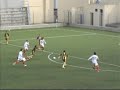 mazara. mazara prende ossigeno, panormus affonda.non � stata una bella partita.ha vissuto di intensit� negli ultimi venti minuti del primo tempo, per il resto tanta buona volont� espressa da entrambe le squadre che hanno sbagliato molto nei fraseggi e negli affondi.ha vinto mazara, ma panormus non ha demeritato.ha lottato su ogni pallone ma i limiti della squadra sono evidenti e, d'altro canto, la situazione in classifica dimostra che i palermitani sono destinati a lottare per la salvezza attraverso, magari, i play out.mazara ha vinto e, pur non giocando bene, quanto meno ha interrotto la serie di risultati negativi che hanno fatto precipitare la squadra dalla vetta alla terza posizione con un buon distacco di punti.con la vittoria di ieri, la squadra di filippo cavataio consolida la sua posizione e, a tre giornate del termine del campionato,� una delle formazioni destinata alla griglia dei play off, almeno cos� sembra.quella di ieri � stata la vittoria della volont�, del volere cancellare le ultime prestazioni e la raffica di sconfitte.ci � andata di mezzo la panormus che ha corso parecchio in lungo e in largo andando, addirittura in vantaggio.quando per� � stata sotto di due gol non ha avuto quella lucidit� di giocare palloni a centrocampo, preferrendo verticalizzare per cuneo che si � trovato per� stretto tra i difensori mazaresi. forse, se avesse azzardato di pi� sulle fasce, avrebbe potuto racimolare il pareggio perch� in avanti, il duo cammarata - cuneo si � dimostrato abbastanza insidioso. parte bene mazara ed al 2' minuto,lo bue, da venti metri, impegna raimondo che manda in angolo.al 15' bella girata di erbini, alta di poco.risponde panormus con un bel diagonale di cammarata che tamburello sfiora e palla che colpisce la traversa.il gol arriva al 20'.azione manovrata a centrocampo, lancio per cammarata, cross dalla destra e bel colpo di testa di cuneo che si insacca alla destra di tamburello. esultano i palermitani, cala il gelo nella tifoseria mazarese. la reazione dei giallob� non si fa attendere. 22':pecorella viaggia sull'out destro, cross per la testa di vitale e sfera che si insacca.il raggiunto pareggio sprona i locali che al 24' passano in vantaggio: vitale (nella foto) cattura palla sulla trequarti, vede il portiere raimondo al limite dell'area di rigore e tira un pallonetto da trenta metri che si adagia in rete. panormus reagisce con un tiro dal limite di cuneo da buona posizione ma alto.al 36' nuovo cross di pecorella, testa di milanesio, salva sulla linea vallone.al 40' fair play di pecorella indirizzato verso la porta ma vede il suo compagno di squadra ,vitale, a terra che con difficolt� stava dirigendosi fuori dal campo ed abbandona la palla.applausi per lui dal pubblico e dagli avversari.secondo tempo con poche emozioni.al 53' calcio d'angolo battuto da pecorella, testa di erbini e gol ma l'insufficiente arbitro di giuseppe (che ha danneggiato entrambe le squadre) annulla.al 56' cuneo ha l'occasione per pareggiare ma tira debolmente sul portiere, all'82' erbini scatta e tira, raimondo invia in calcio d'angolo.alla fine applausi per le squadre e fischi per la terna arbitrale.