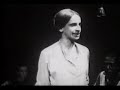 Maria Bethânia em sua estréia nos palcos, em 1965, com apenas 18 anos, cantando 'Carcará'. O número fez parte do show Opinião, que foi um espetáculo histórico de protesto social e político, do qual também participavam Zé Keti e João do Vale. Nara Leão fazia parte da primeira versão do espetáculo, mas teve que sair e indicou Bethânia pra lhe substituir, quando Bethânia ainda era uma desconhecida.