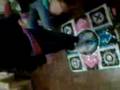 mari bailando el juego de las flechitas