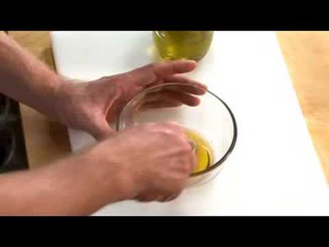 kuechengoetter - Diese Salatsauce passt zu jedem Salat und ist ganz einfach und schnell zubereitet. Wie sehen Sie in unserem Video von http://www.kuechengoetter.de/index.html...