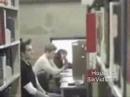 Sacaneando o cara na biblioteca [poutz!com]