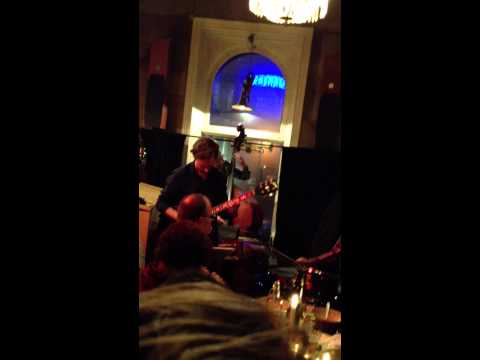 olding - Hans Olding gitarr, Ludvig Berghe piano, Filip Augustsson bas, Chris Montgomery trummor LIVE PÅ GLENN MILLER CAFE. PS. om någon vet vad låten heter så tar ja...