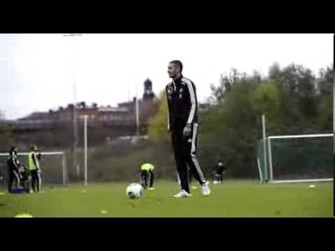 Superfint - Rapparen Malcolm B provar på en ny karriär - den som fotbollsspelare. Till en videoinspelning till sin nya singel från plattan