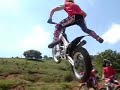 Toni en moto de trial