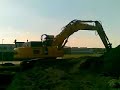 rupskraan laadt een dumper rupskraan laadt een dumper