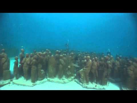 Activistas ecológicos protestaron sumergidos en el mar de México