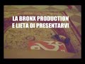 parodia di toti e tata...il cantante si kiama francesco centra, mentre il batterista si kiama giovanni biancofiore(valleverde)